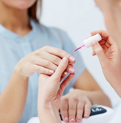 salon-manicure-KEHTZWA.jpg